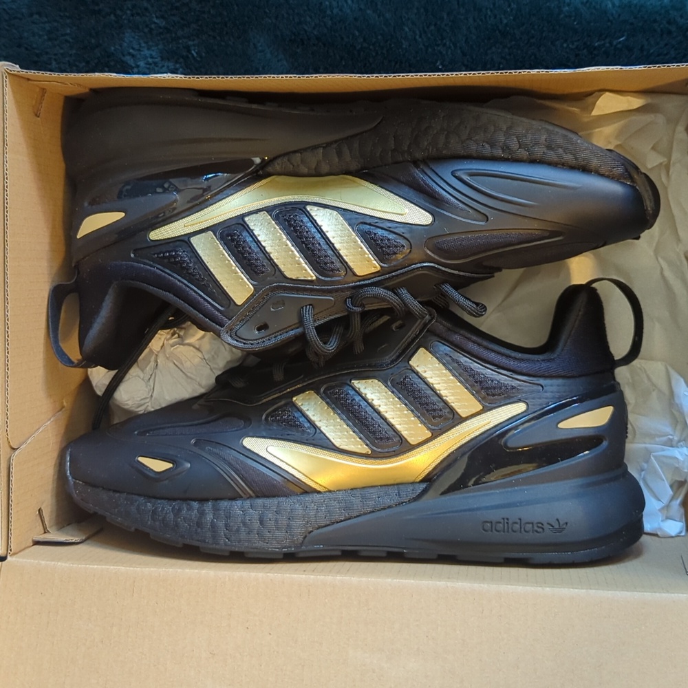 Adidas kid's size 5 black/gold sneakers